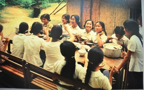 Các nữ sinh trường Múa với bữa cơm đạm bạc.